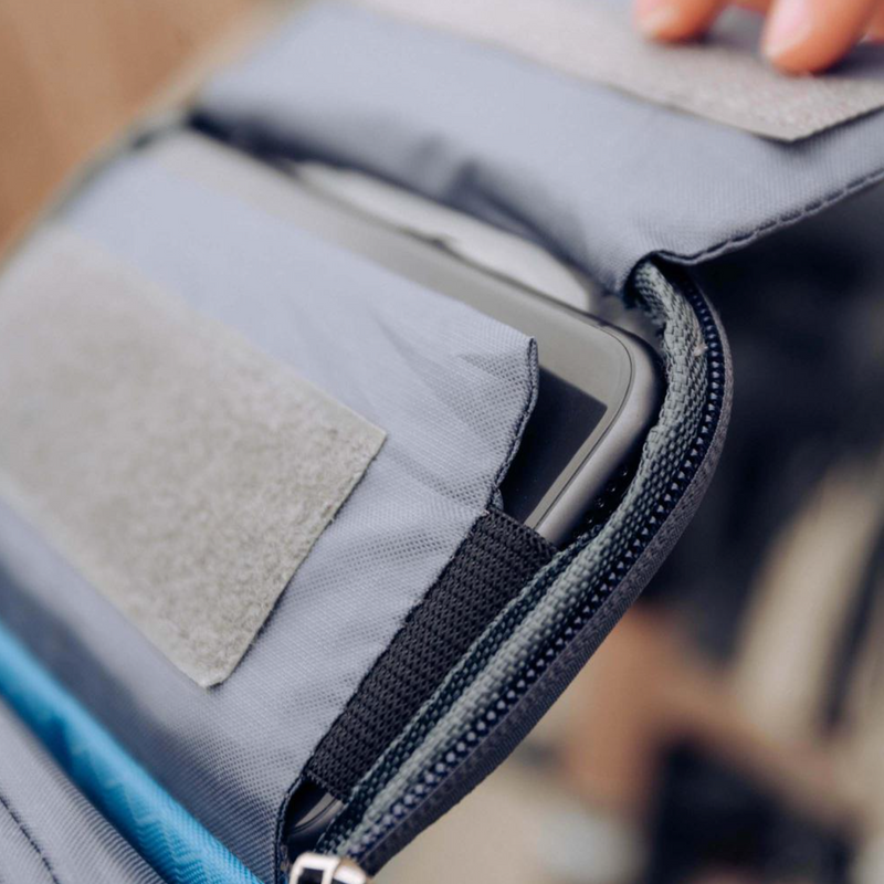 Practical Bicycle Handlebar Bag with Smartphone Holder and Water-Resistant Material