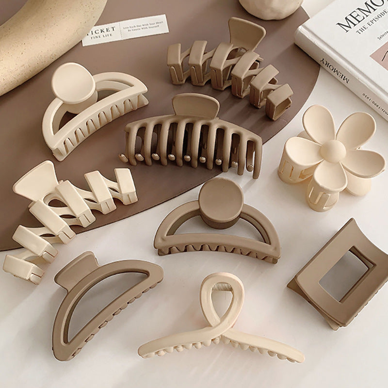 Matte Hair Clip with Vintage Appeal – Stylish and Timeless