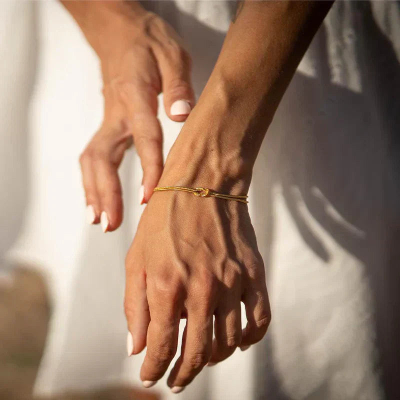 Elegant Knot Bracelet – Subtle and Refined