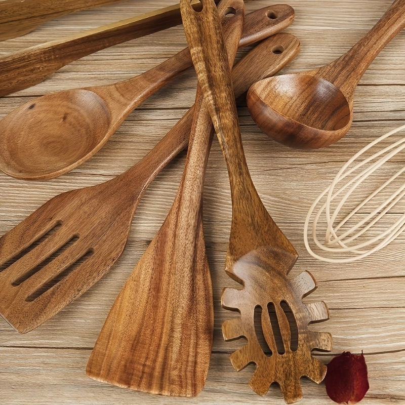 Kitchen Utensil Set in Wood with Assorted Cooking Tools