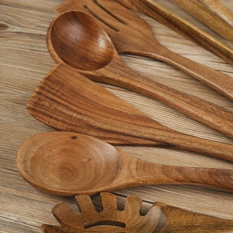 Kitchen Utensil Set in Wood with Assorted Cooking Tools