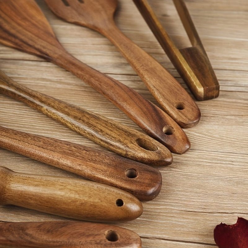 Kitchen Utensil Set in Wood with Assorted Cooking Tools
