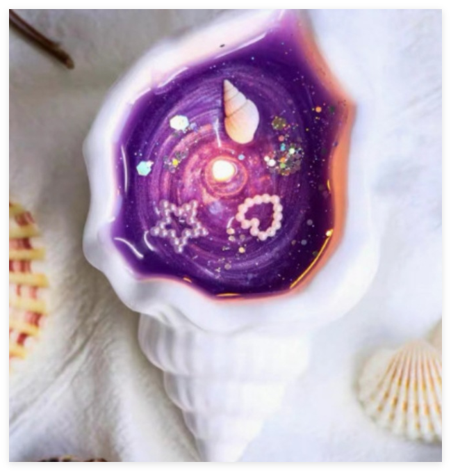 Shell-Shaped Soy Wax Scented Candle with Ocean-Inspired Detail