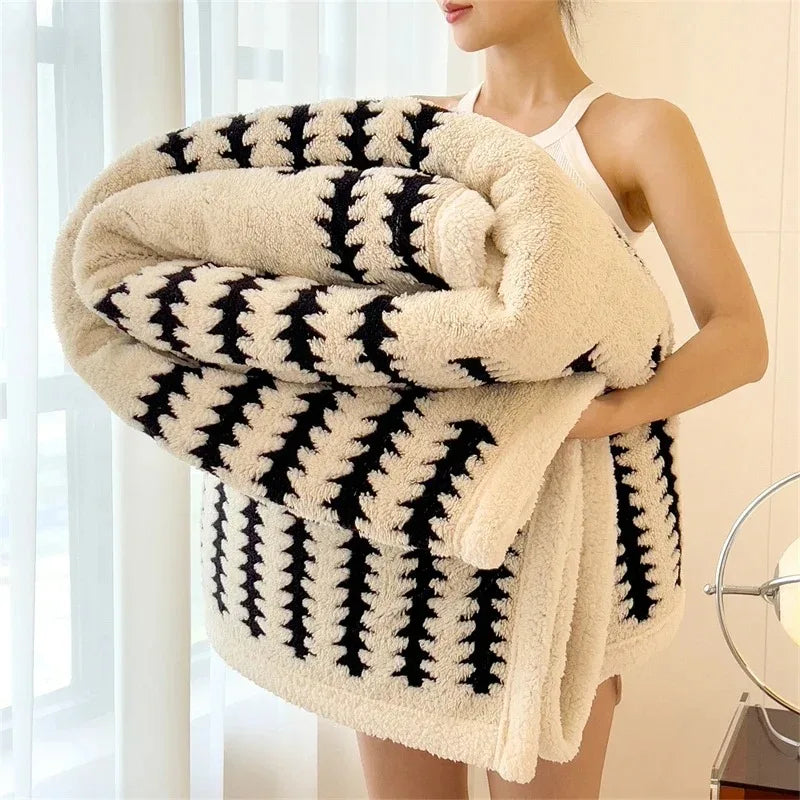 Reversible Throw with Geometric Pattern and Sherpa Fleece – Soft, Warm and Decorative