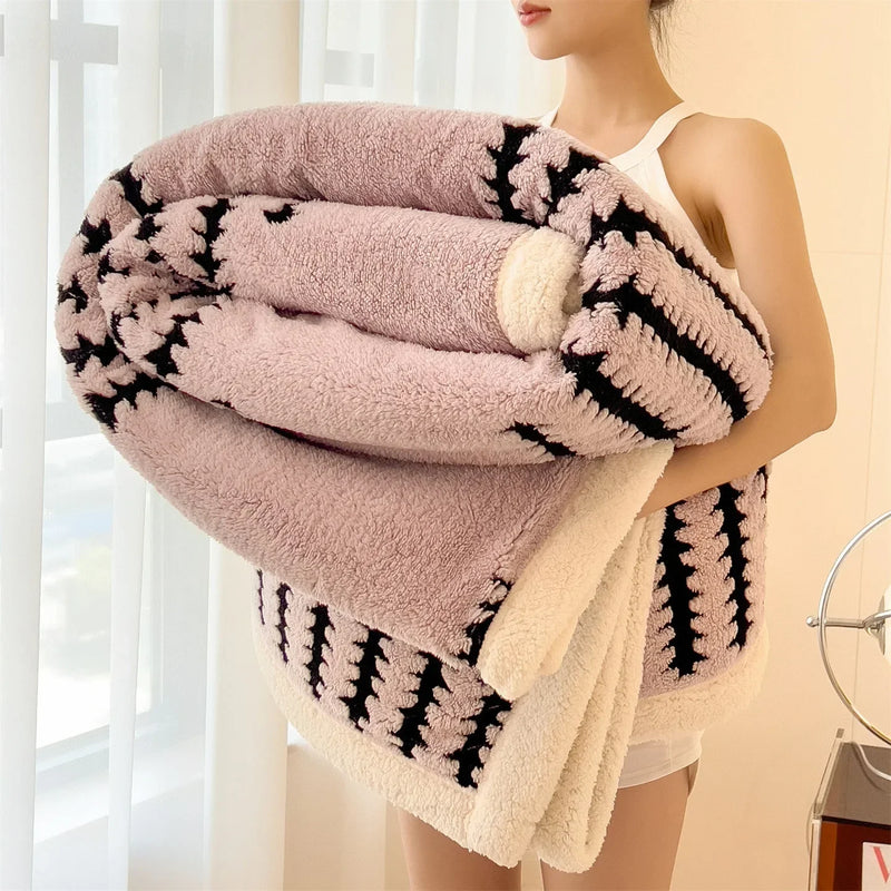 Reversible Throw with Geometric Pattern and Sherpa Fleece – Soft, Warm and Decorative