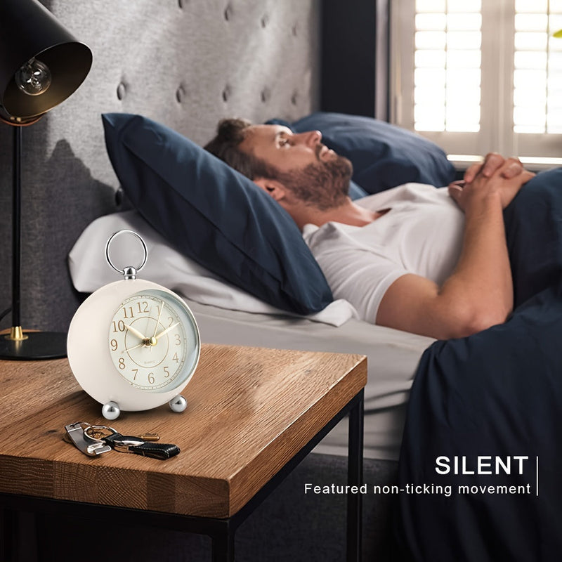 Vintage Analogue Alarm Clock with Night Light – Quiet and Clearly Readable
