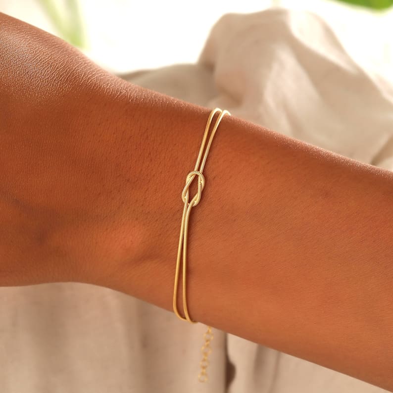 Elegant Knot Bracelet – Subtle and Refined